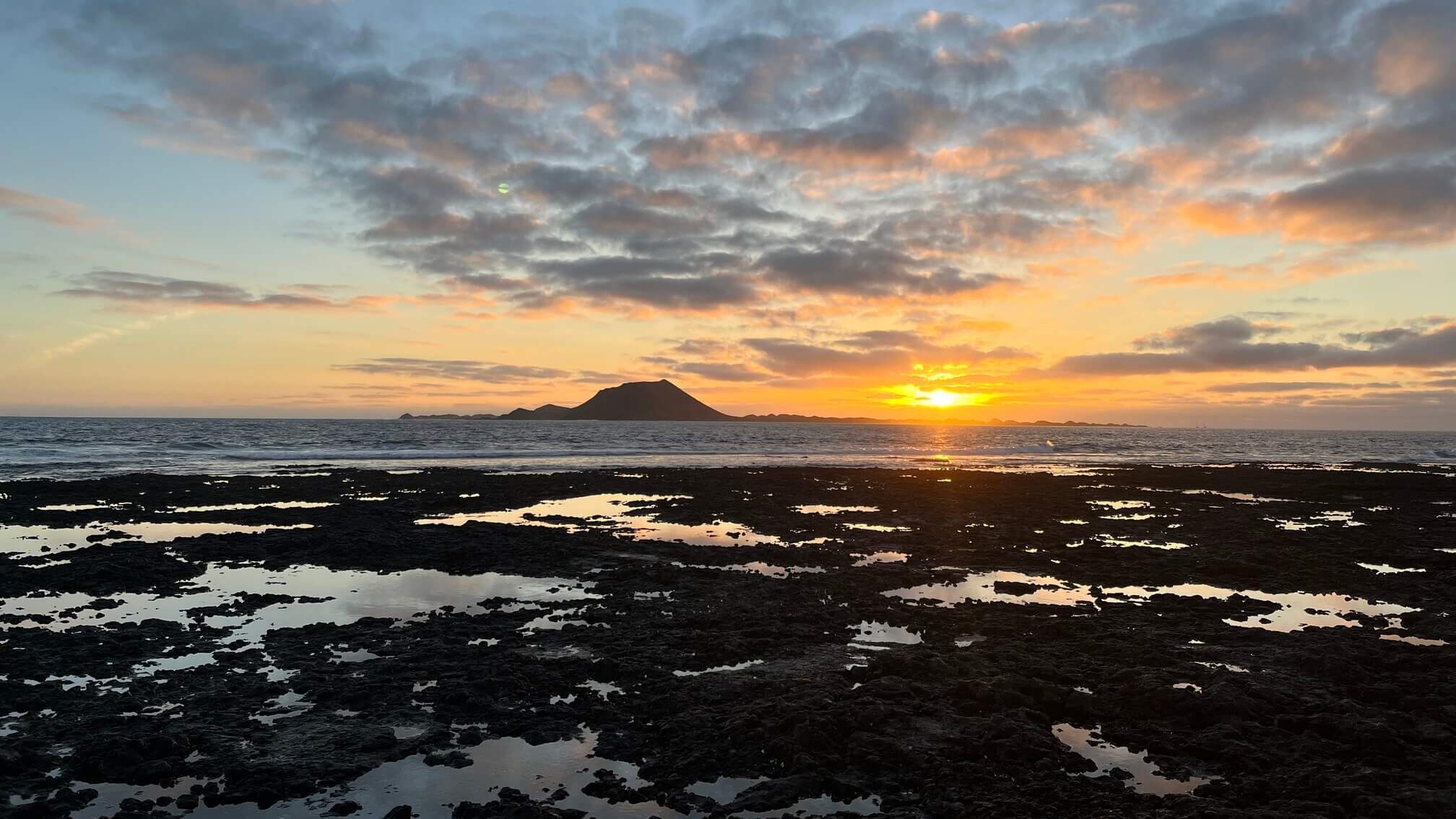 Widok na wyspę Lobos z nabrzeża Corralejo